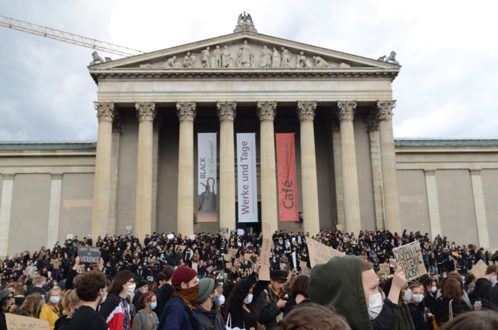 El pasado 6 de junio de 2020, veinticinco mil manifestantes se reunieron en la Königsplatz de Múnich para una protesta contra el racismo.