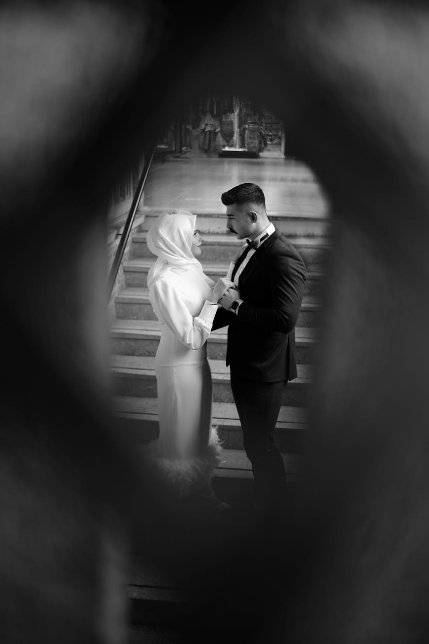 Photo by OĞUZHAN YAVUZ on <a href="https://www.pexels.com/photo/newlyweds-behind-peephole-in-black-and-white-15887124/" rel="nofollow">Pexels.com</a>