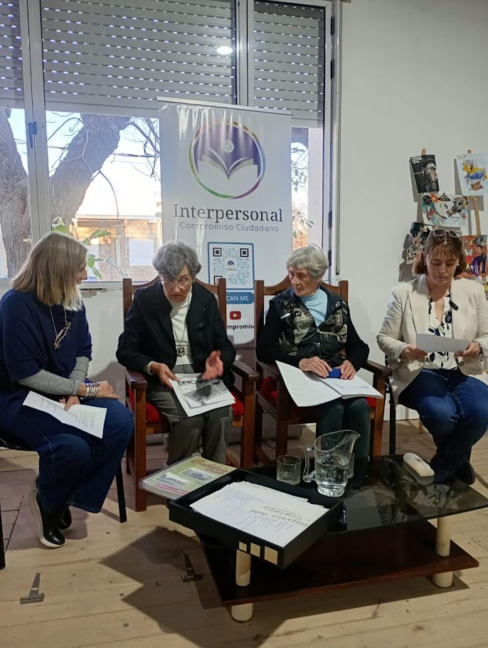 Las autoras del libro del Centenario de Cabildo en la Feria del Libro 2025. concurso