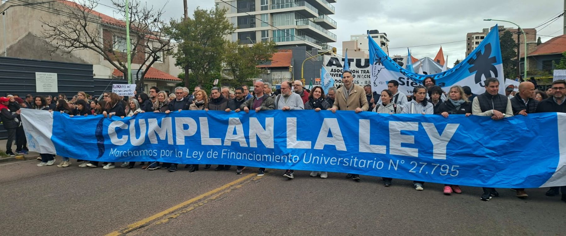 reclamo por el financiamiento universitario en la Quinta Marcha Federal en Argentina.